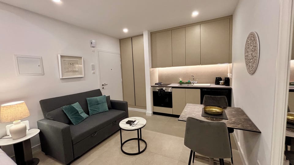 Superior Studio Suite, Balcony | Laptop workspace, blackout drapes, iron/ironing board, WiFi (free)