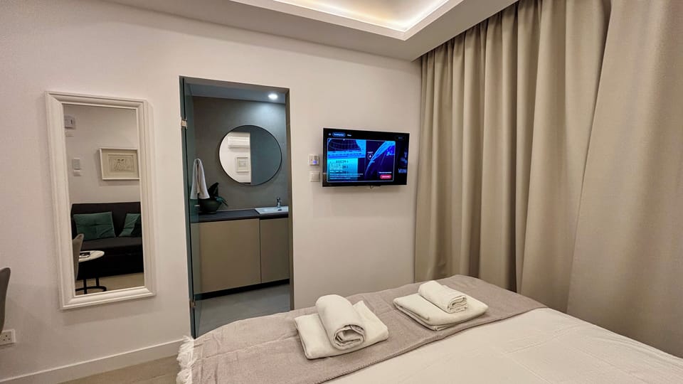 Superior Studio Suite, Balcony | Laptop workspace, blackout drapes, iron/ironing board, WiFi (free)
