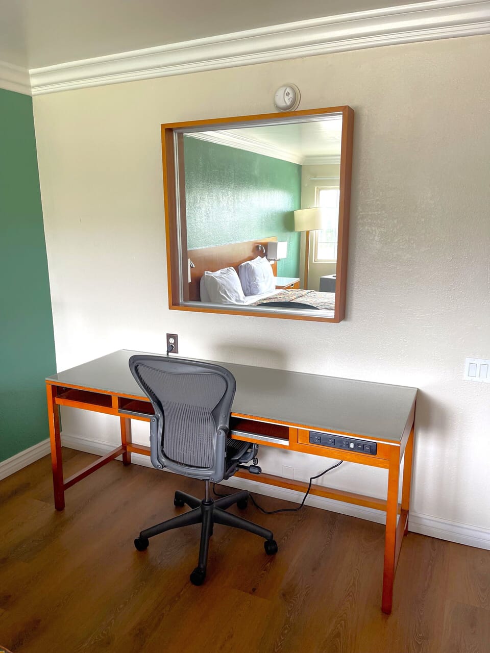 Room, 1 King Bed, Smoking | Desk, laptop workspace, WiFi (free), bed sheets
