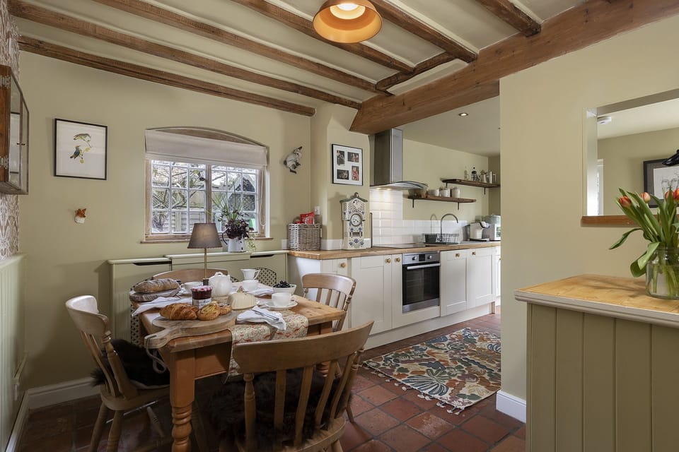 Whistlers Corner Kitchen - StayCotswold
