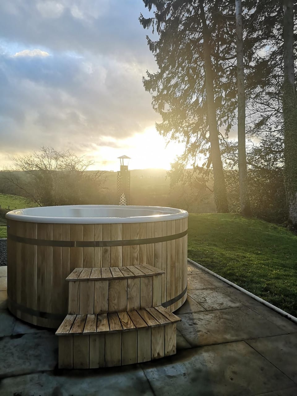 Outdoor spa tub