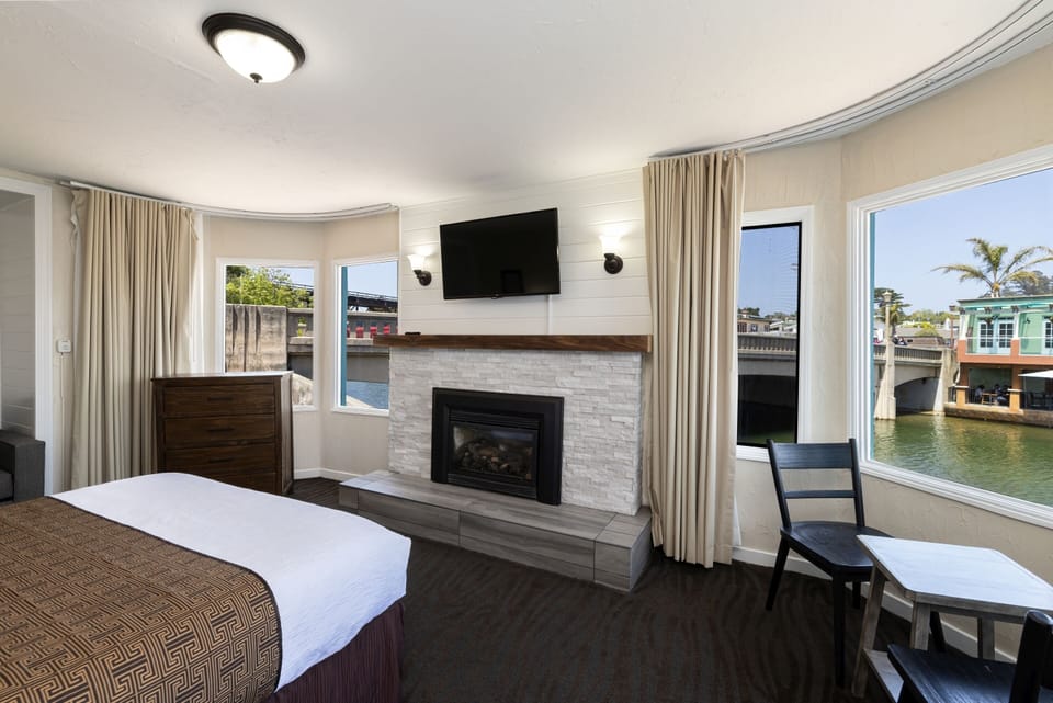 Suite, Fireplace | WiFi (free), bed sheets