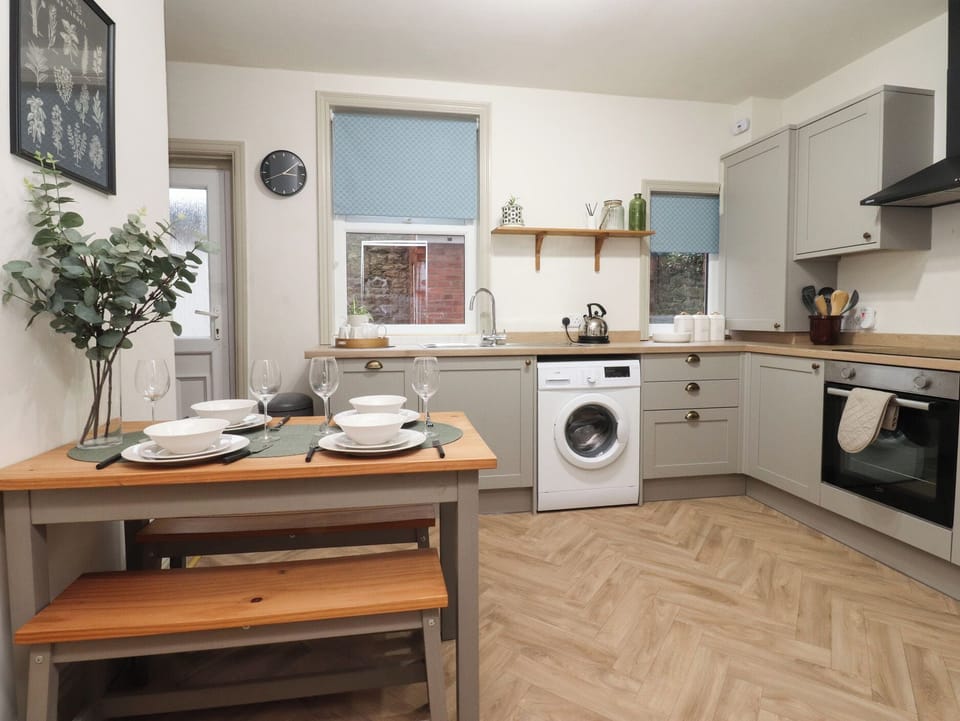 Dishwasher, cookware/dishes/utensils