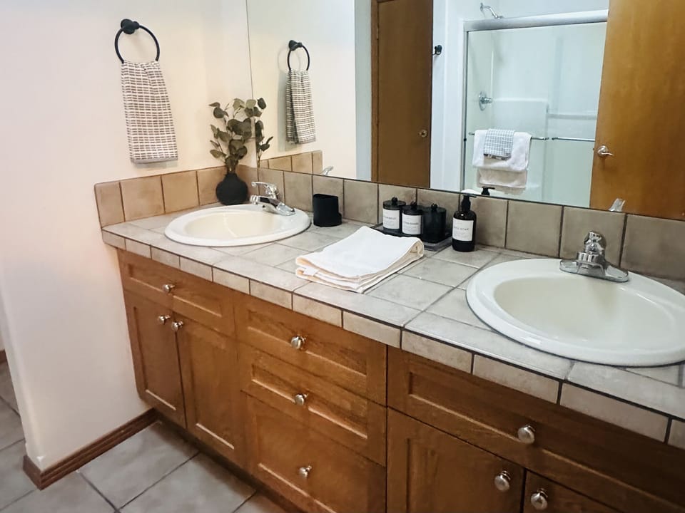 Ensuite bathroom with included toiletries 