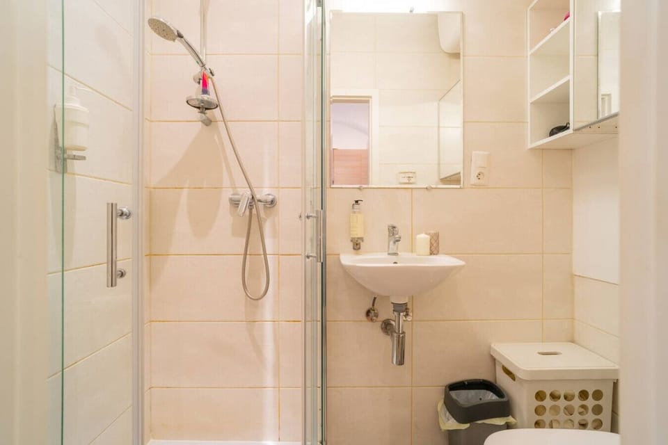 Cozy, Centrally Located Studio Right in The Heart Of Kraków, perfect for Solo or Couple Travellers | Book Now with RENTUJEMY