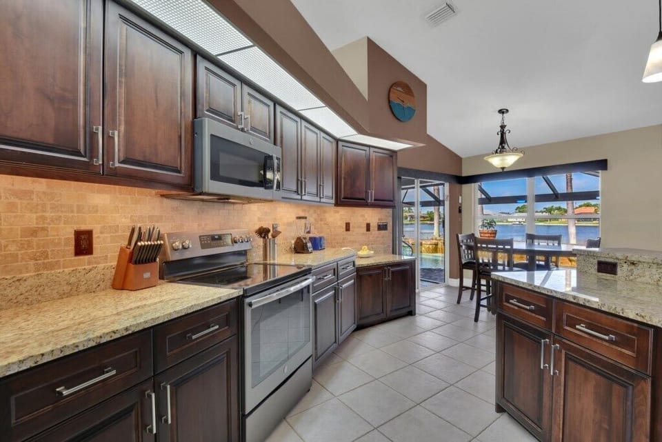 Kitchen/Dining area