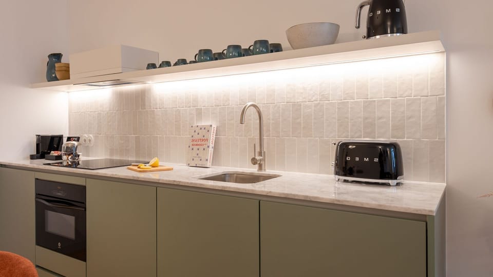 Thoughtfully designed and fully equipped, this kitchen combines style and function with every detail.
#AndoLiving #KitchenGoals #DesignDetails #PortoStyle