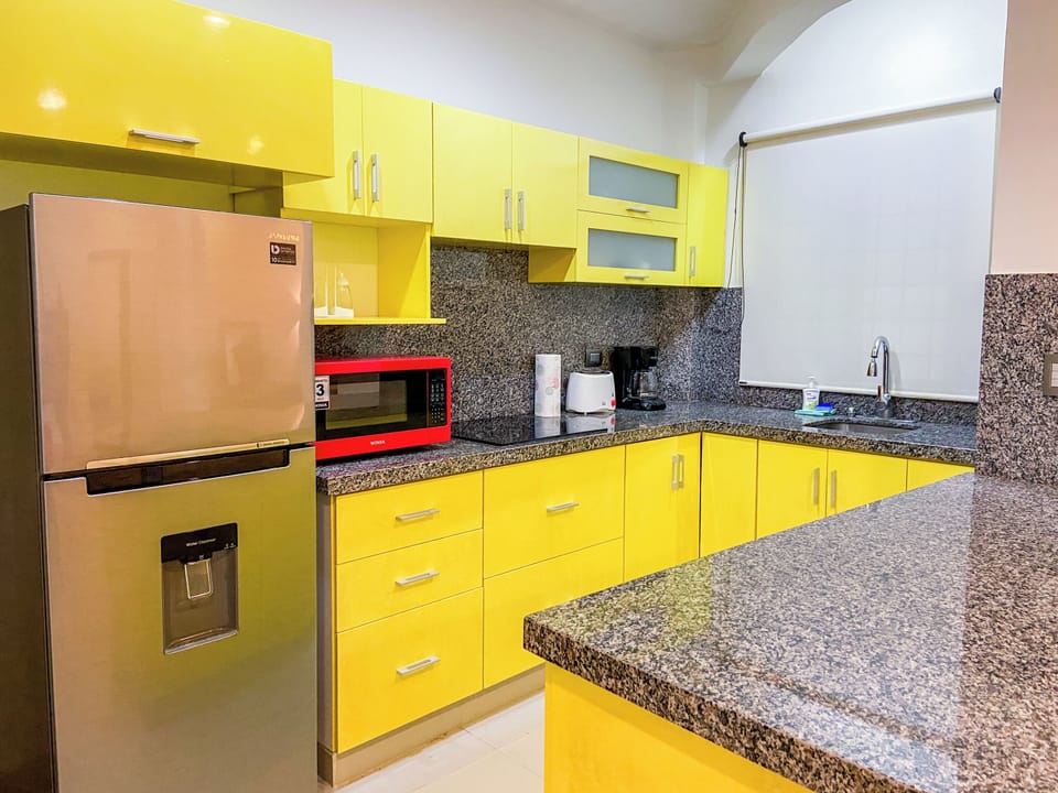 Family Apartment, 2 Bedrooms, Patio, Ground Floor | Microwave
