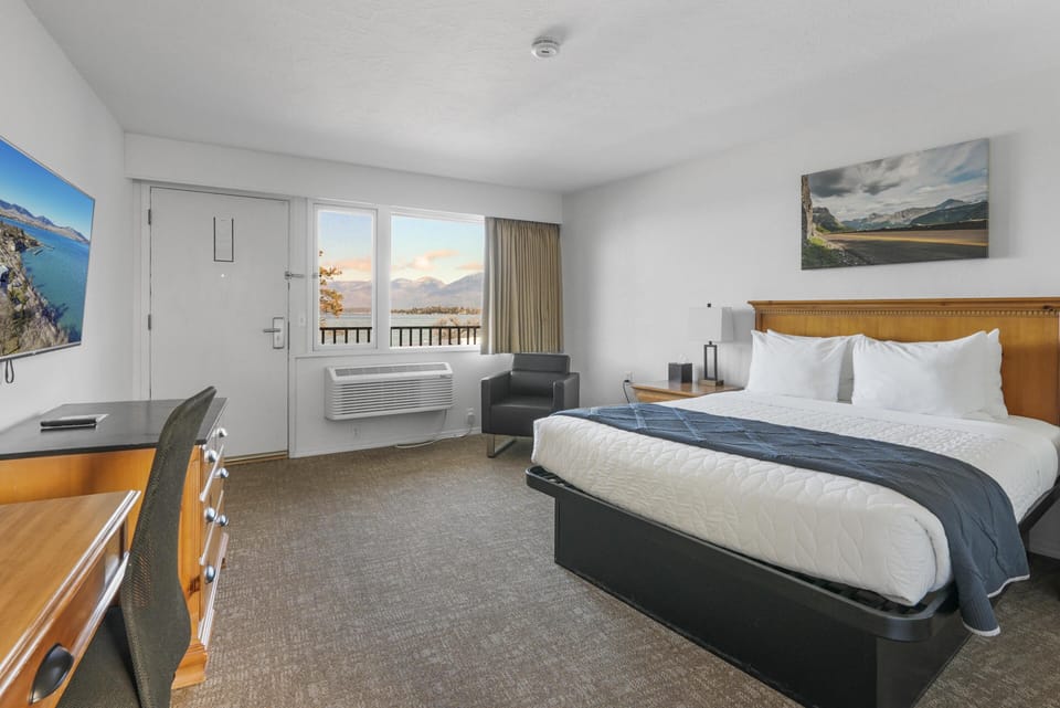 1 Queen Bed, Partial Lake View image 8