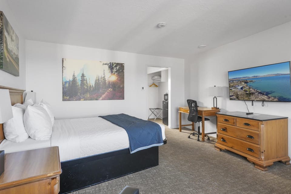 1 Queen Bed, Partial Lake View image 5