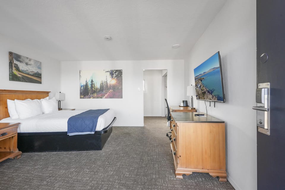 1 Queen Bed, Partial Lake View image 3