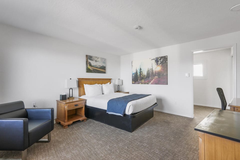 1 Queen Bed, Partial Lake View image 4