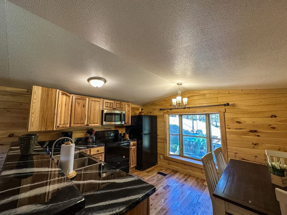 1st Choice Lodging_Turkey Ridge_Kitchen_2
