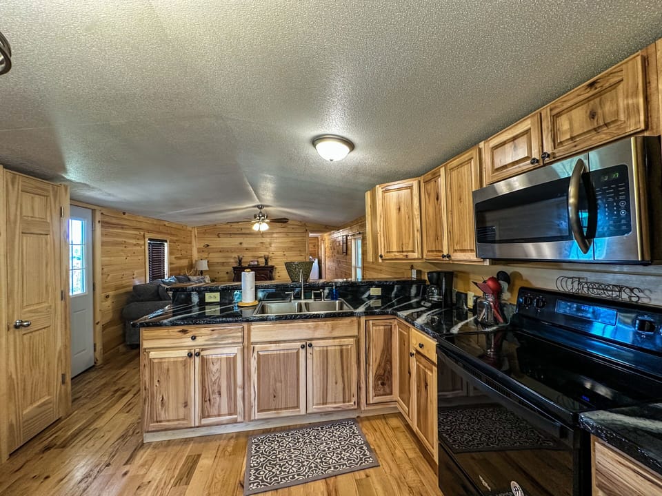 1st Choice Lodging_Turkey Ridge_Kitchen_1