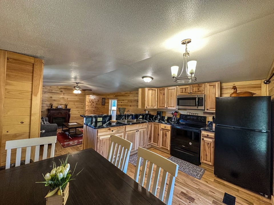1st Choice Lodging_Turkey Ridge_Kitchen_3