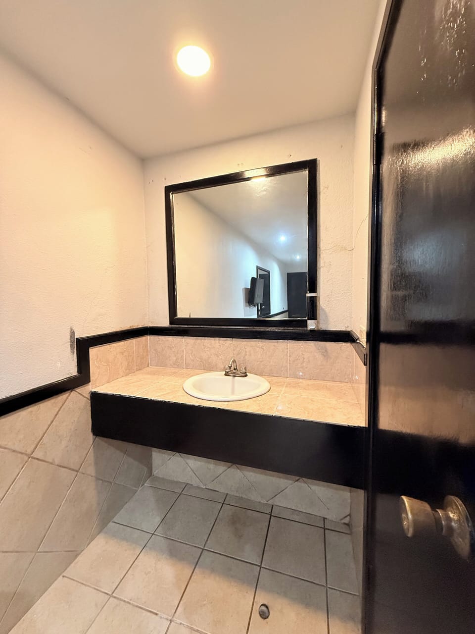 Single Room | Bathroom | Shower, towels, soap, shampoo