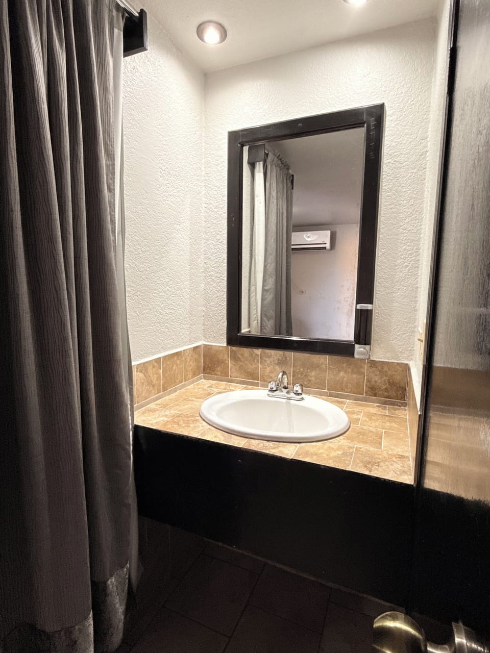 Single Room | Bathroom | Shower, towels, soap, shampoo