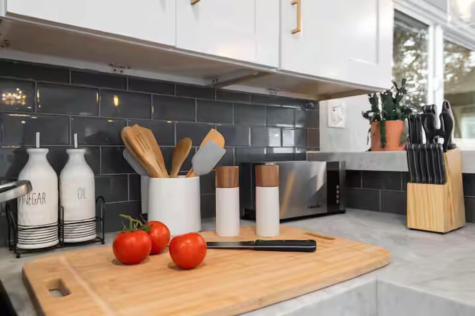 You’ll have everything you need for home-cooked meals, from quality pots and cooking boards to all the essentials. This kitchen is fully equipped so you can cook, create, and enjoy with ease.