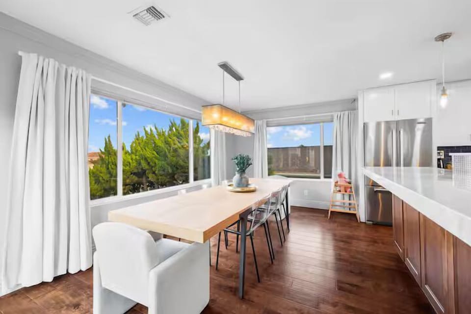 You’ll enjoy a spacious dining area right beside the chef’s kitchen, perfect for large families or groups. With plenty of natural light, it’s the ideal spot for shared meals and memorable gatherings.