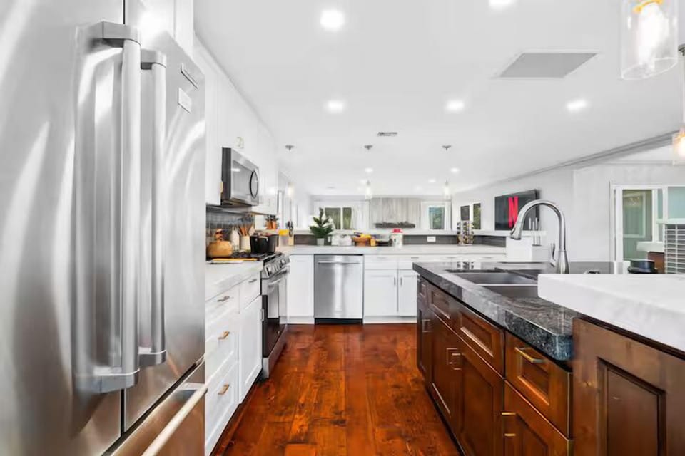 You’ll have everything you need for home-cooked meals, from quality pots and cooking boards to all the essentials. This kitchen is fully equipped so you can cook, create, and enjoy with ease.