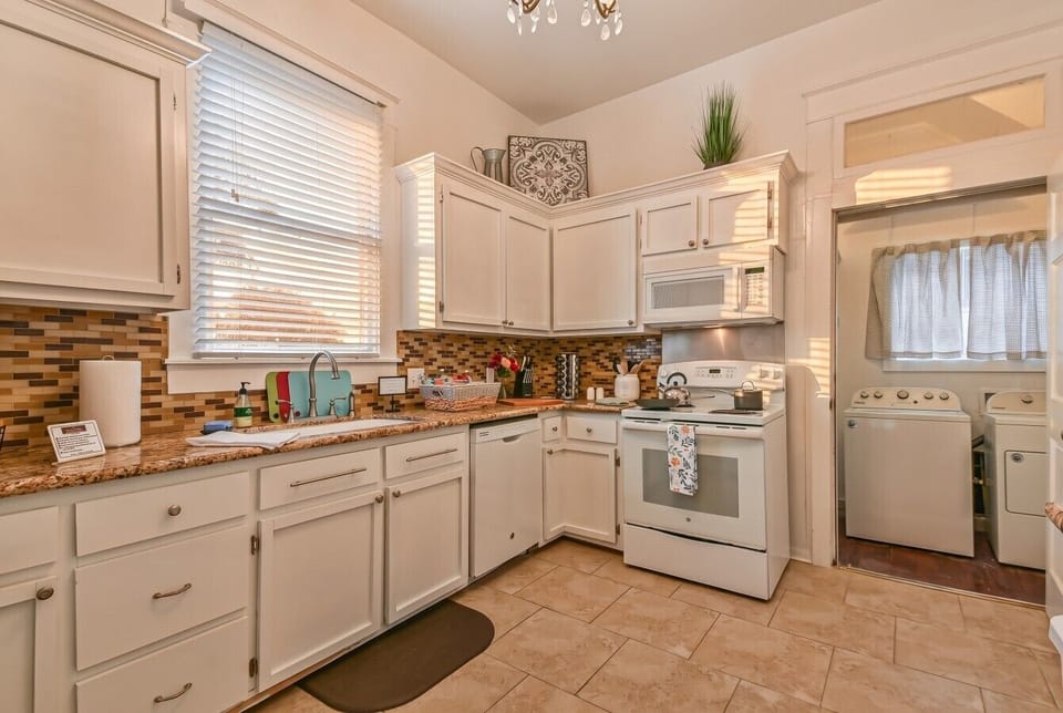 Belle Suite - Whip up delicious meals in this charming kitchen