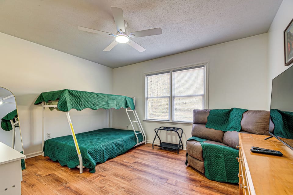 Bedroom 4 | Twin/Full Bunk Bed