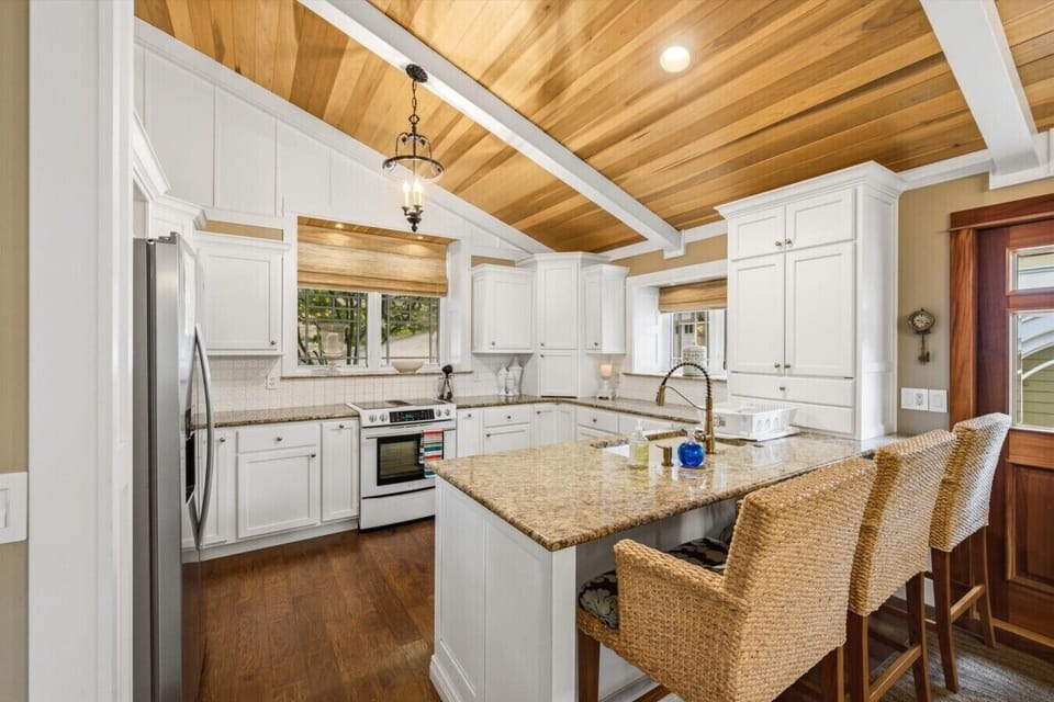 Kitchen | Granite Countertops | Breakfast Bar Seating