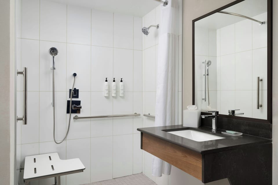 Combined shower/tub, free toiletries, hair dryer, towels