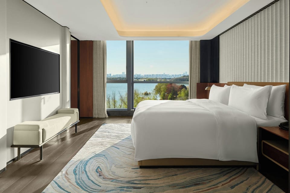Premier Suite, 1 King Bed, Lake View