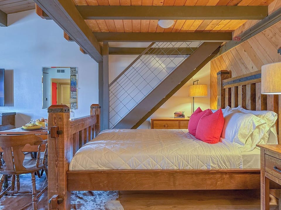 Cozy into the queen bed on the main level - you're sure to experience sweet dreams on this luxury mattress. A stay at Simplicity at Snowmass will allow you to enjoy this premium sleep experience. 