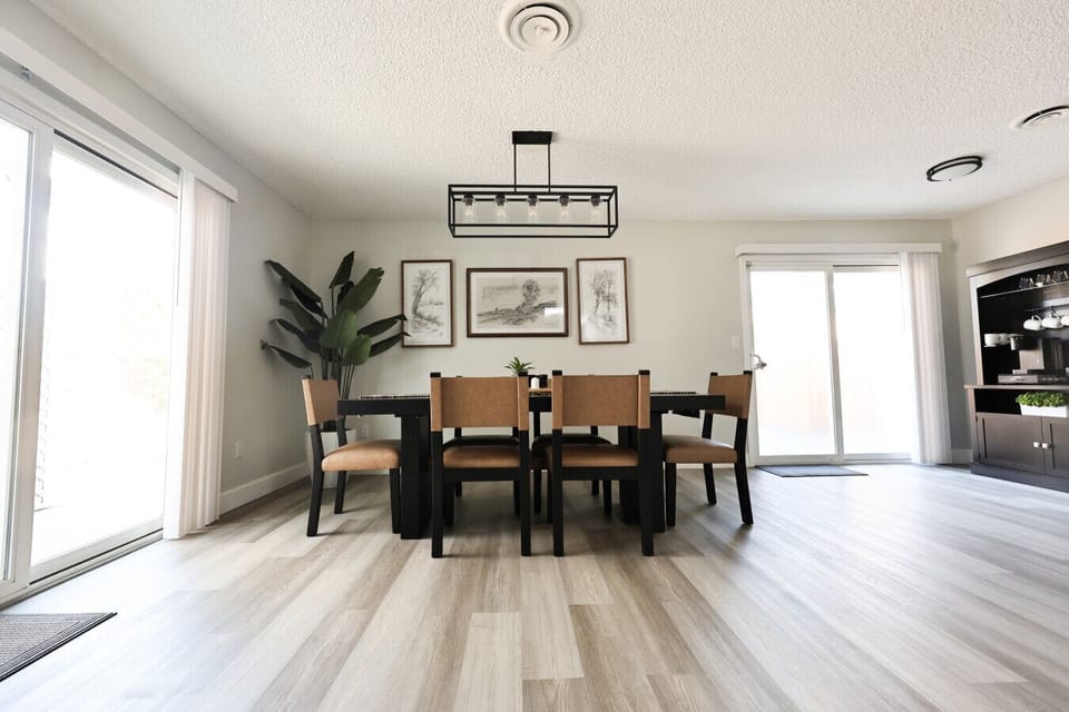 Enjoy meals at the spacious dining table 🍽️, perfectly connected to the kitchen and cozy coffee area for easy serving, gathering, and conversation.
