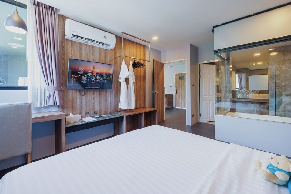 2 Bedroom Family Suite Mountain View | Premium bedding, minibar, in-room safe, desk
