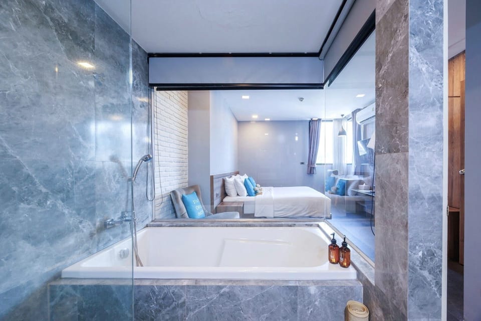 2 Bedroom Family Suite Mountain View | Bathroom | Shower, free toiletries, hair dryer, slippers