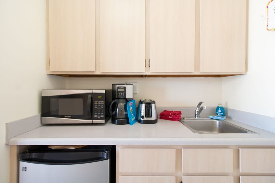 Studio, 1 Queen Bed with Sofa bed, Kitchenette, Partial Ocean View (0022) | Private kitchenette | Microwave, coffee/tea maker, electric kettle, cleaning supplies