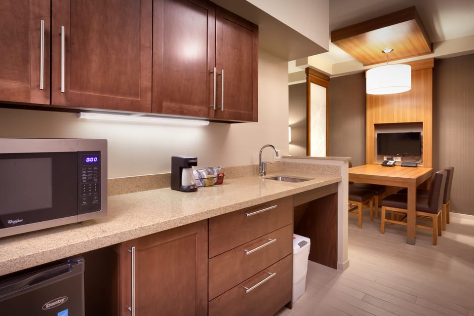 Fridge, coffee/tea maker