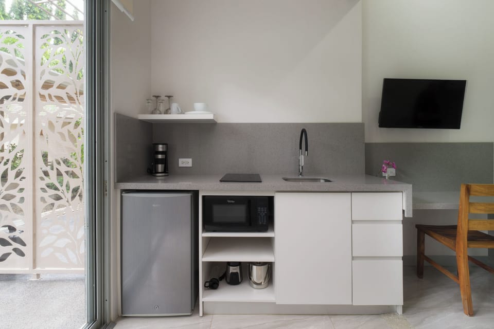 Premier Studio, 1 Bedroom, Pool View | Private kitchen | Microwave, stovetop, toaster, blender