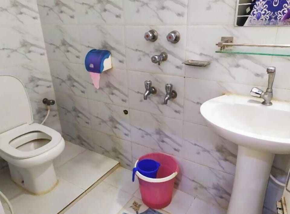 Bathtub, free toiletries, towels, soap
