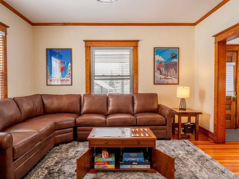 Living room with queen sized pull out sofa bed, lots of games !!