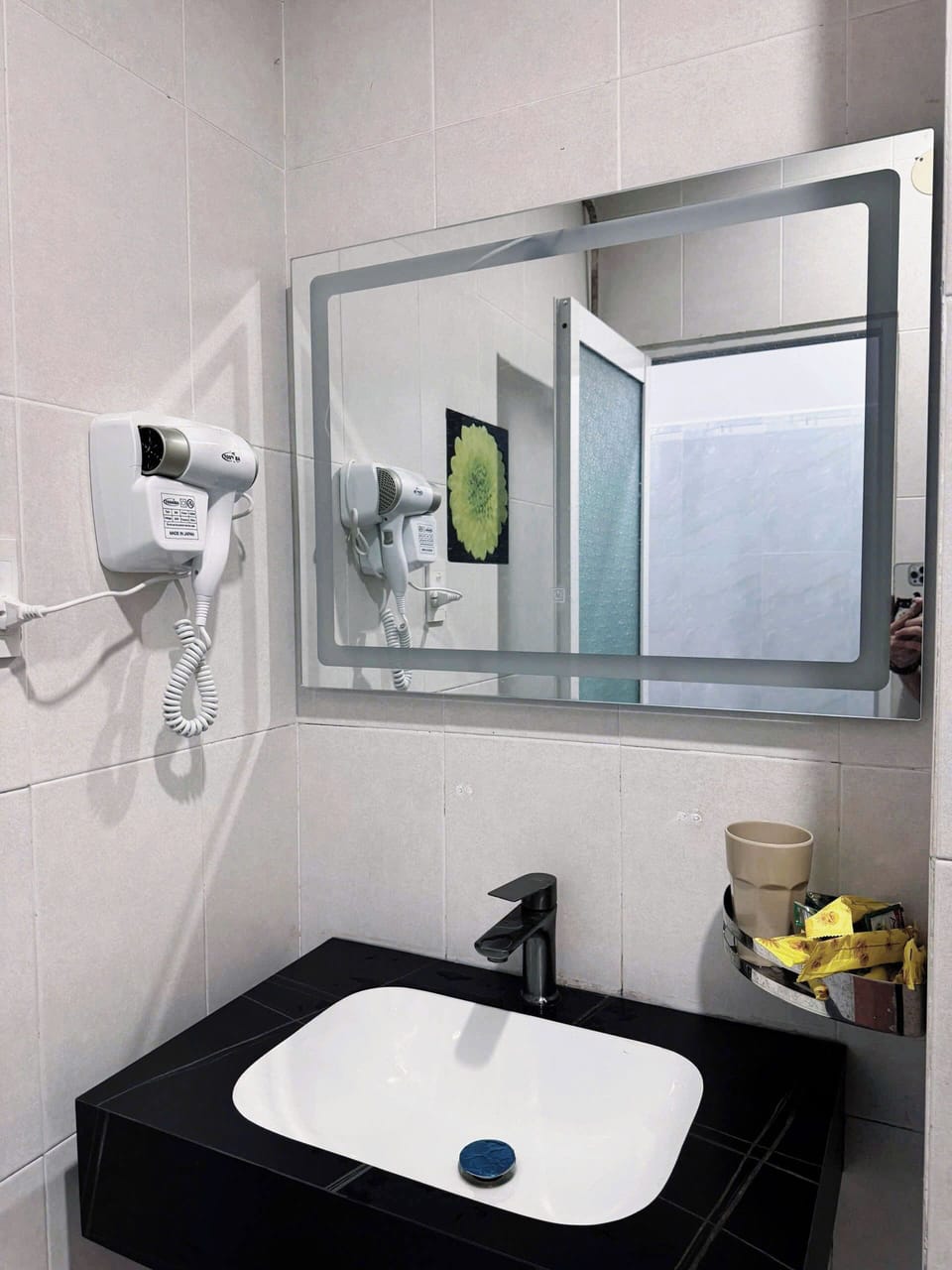 Combined shower/tub, rainfall showerhead, free toiletries, hair dryer