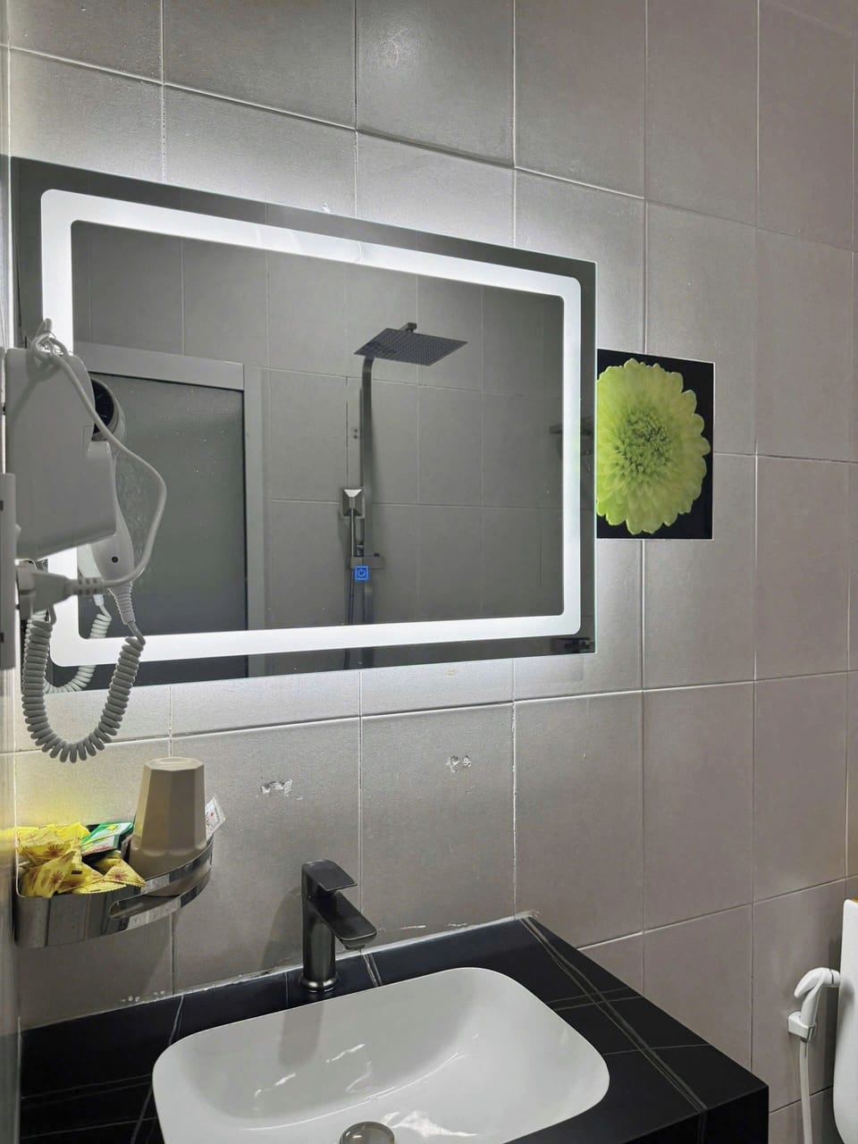 Combined shower/tub, rainfall showerhead, free toiletries, hair dryer