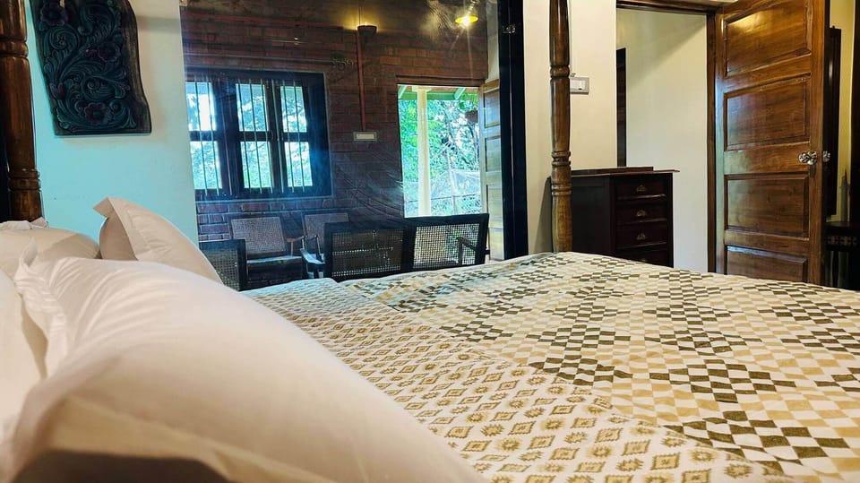 Superior Suite, Garden View | Laptop workspace, soundproofing, WiFi (free)