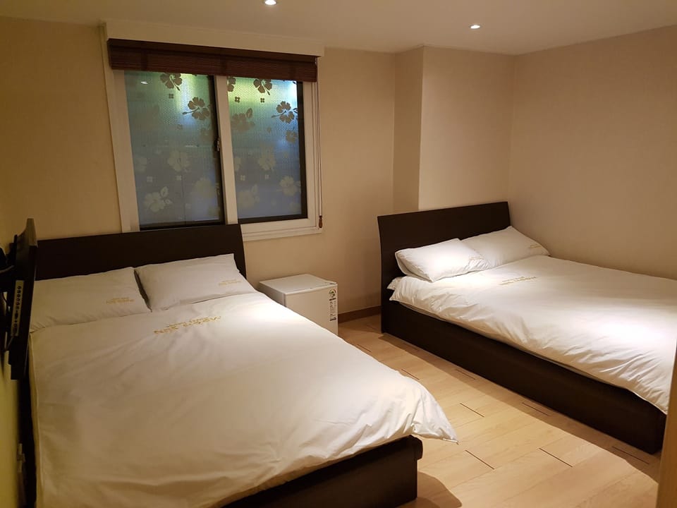 Family Room | Soundproofing, rollaway beds, free WiFi
