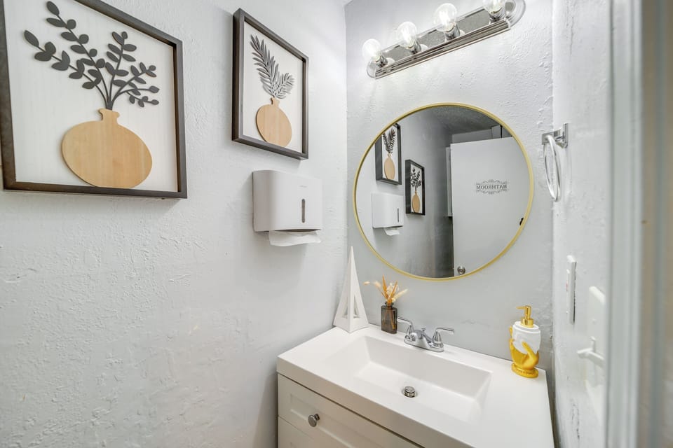 Half Bathroom | 1st Floor | Complimentary Toiletries | Towels Provided