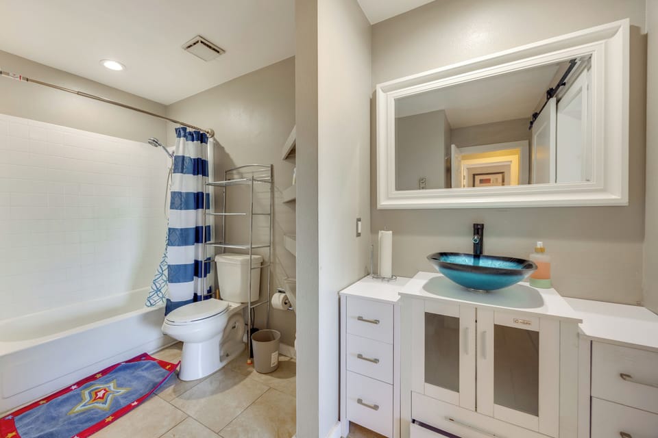 Full Bathroom | Towels Provided