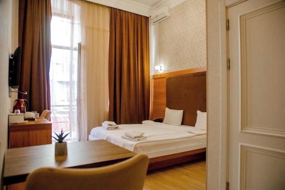 Deluxe Double Room, Balcony, City View | Living area