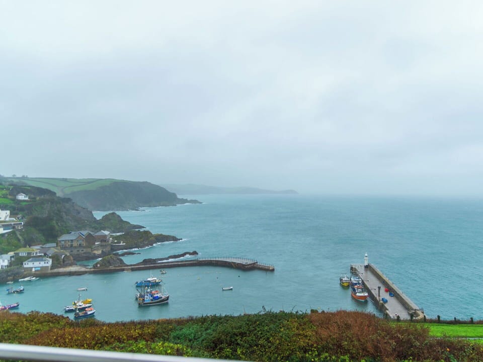 Body Of Water, Coast, Coastal And Oceanic Landforms, Cloud, Sea, Boat, Watercraft, Headland, Hill Station, Tourist Attraction