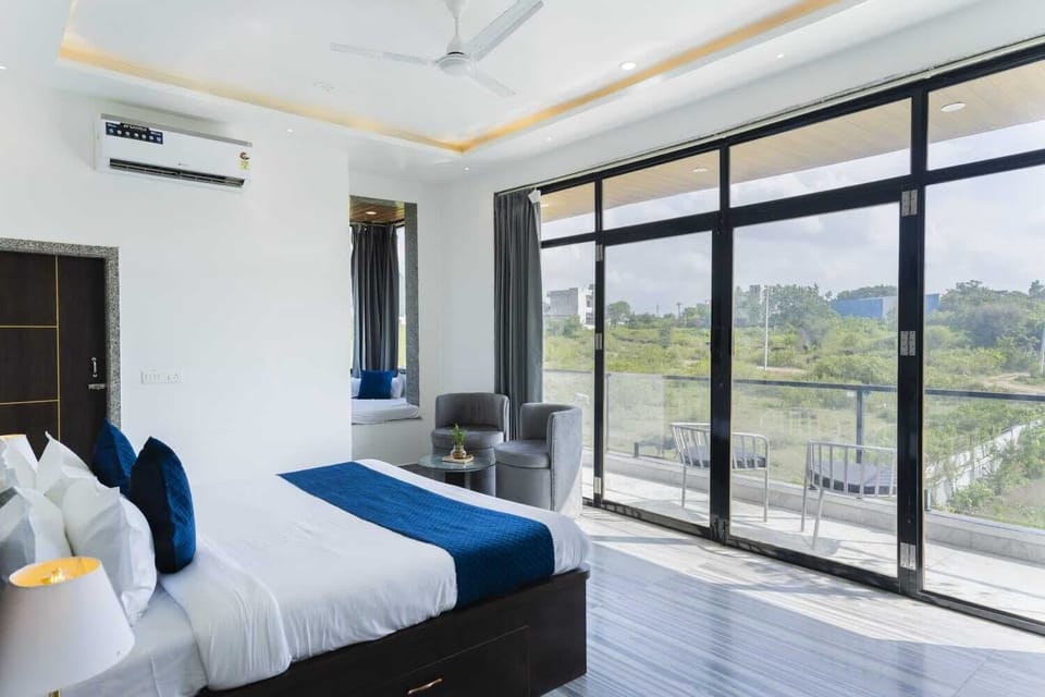 Deluxe Suite, Balcony, Hill View | Desk, laptop workspace, soundproofing, iron/ironing board