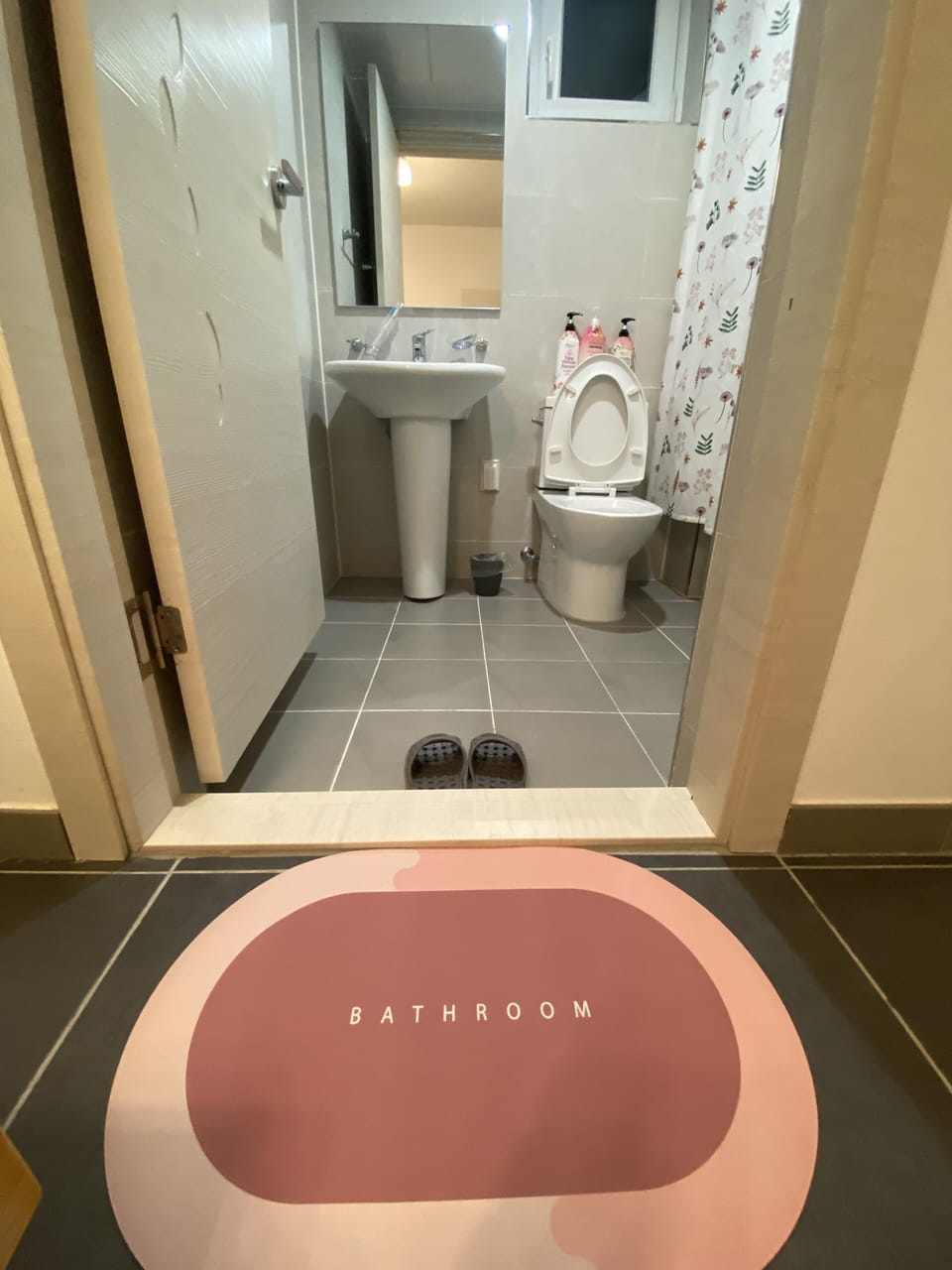 Twin Room | Bathroom | Shower, free toiletries, hair dryer, towels