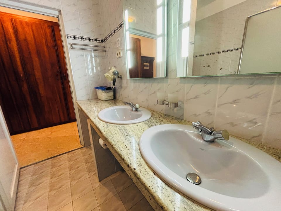 Deluxe Double Room, Terrace | Bathroom | Towels, soap, toilet paper
