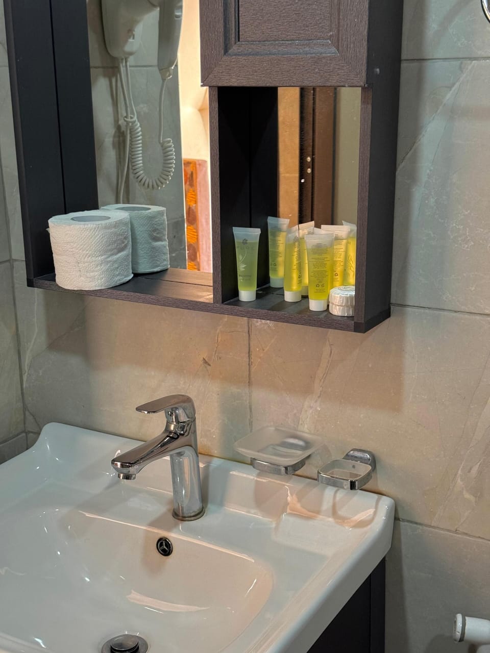 Bathtub, free toiletries, bidet, towels